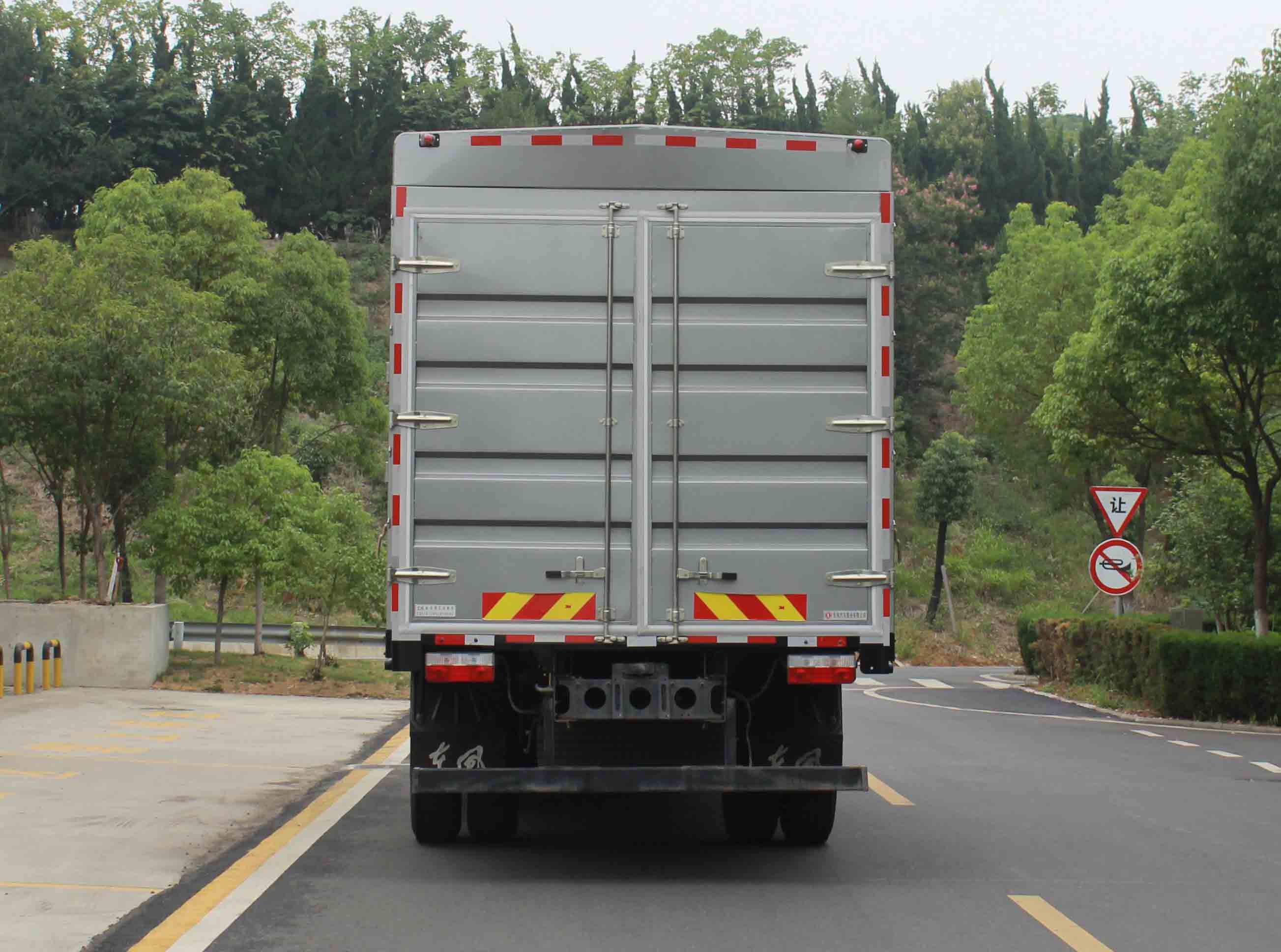 東風(fēng)牌EQ5161CCYL8TDDAC倉(cāng)柵式運(yùn)輸車公告圖片