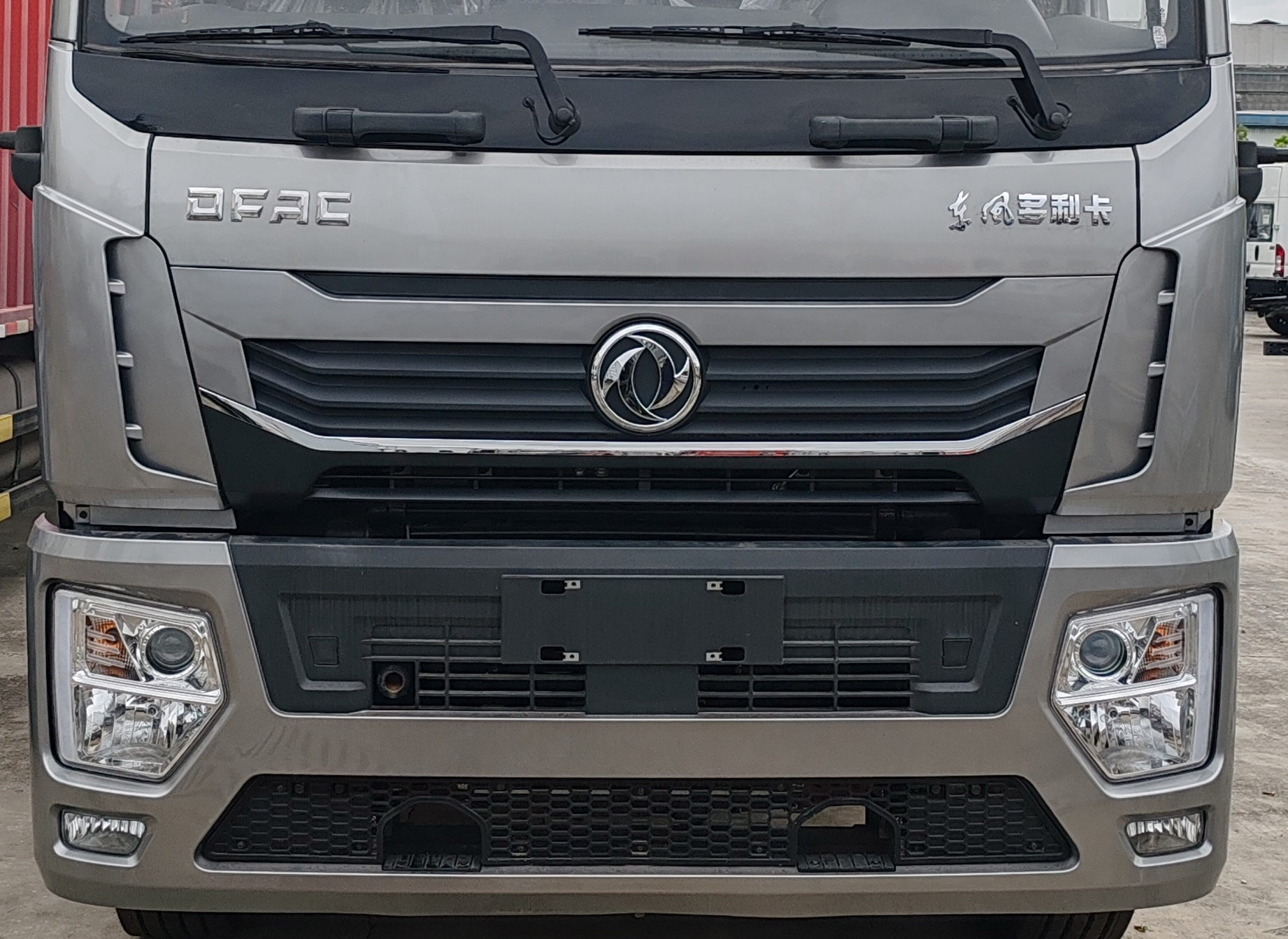 東風(fēng)牌EQ5161CCYL8TDDAC倉(cāng)柵式運(yùn)輸車公告圖片