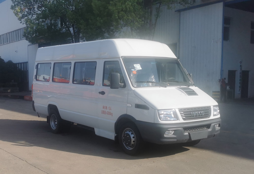 程力威牌CLW5040XYBCDP運(yùn)兵車