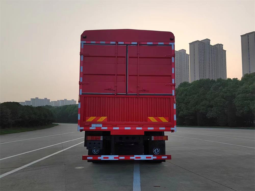 東風(fēng)牌EQ5251CCYGSZ6D倉(cāng)柵式運(yùn)輸車公告圖片