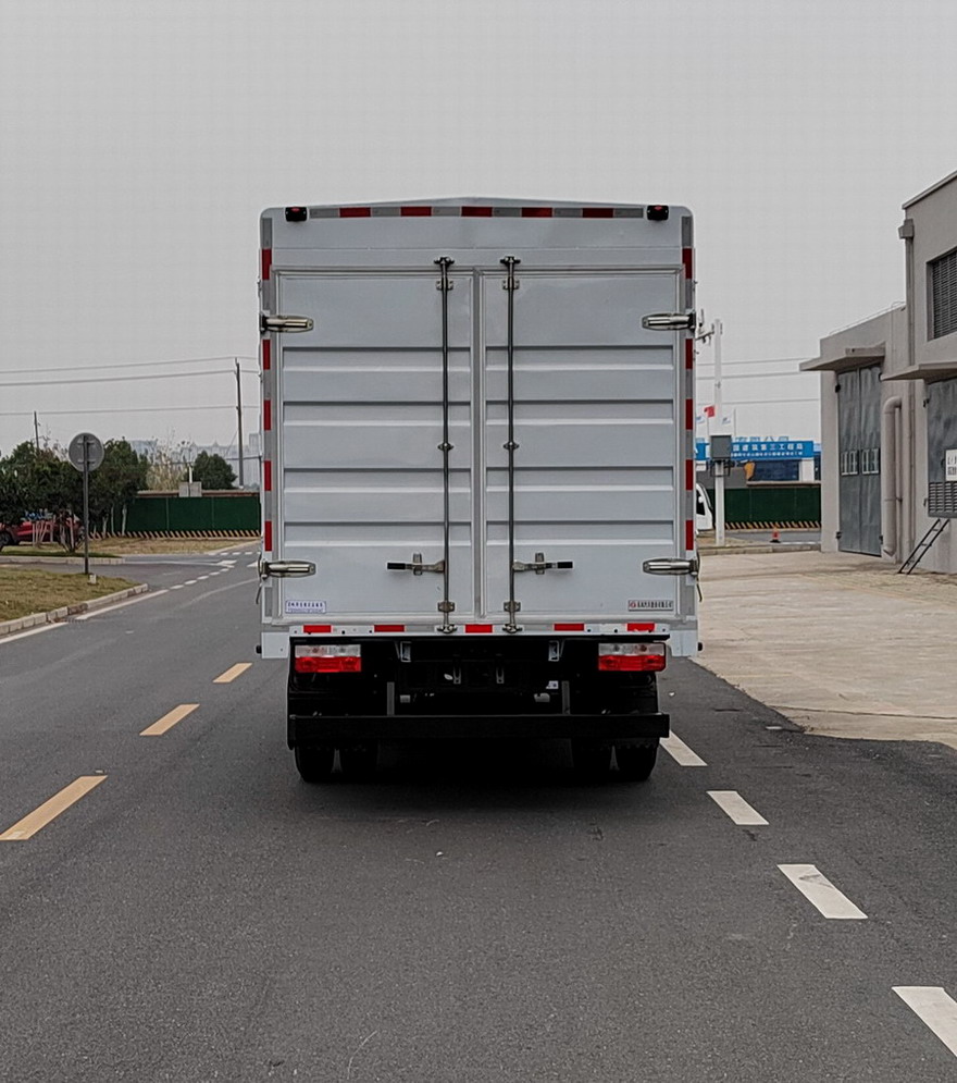 東風(fēng)牌EQ5040CCY8TD2DAC倉(cāng)柵式運(yùn)輸車公告圖片