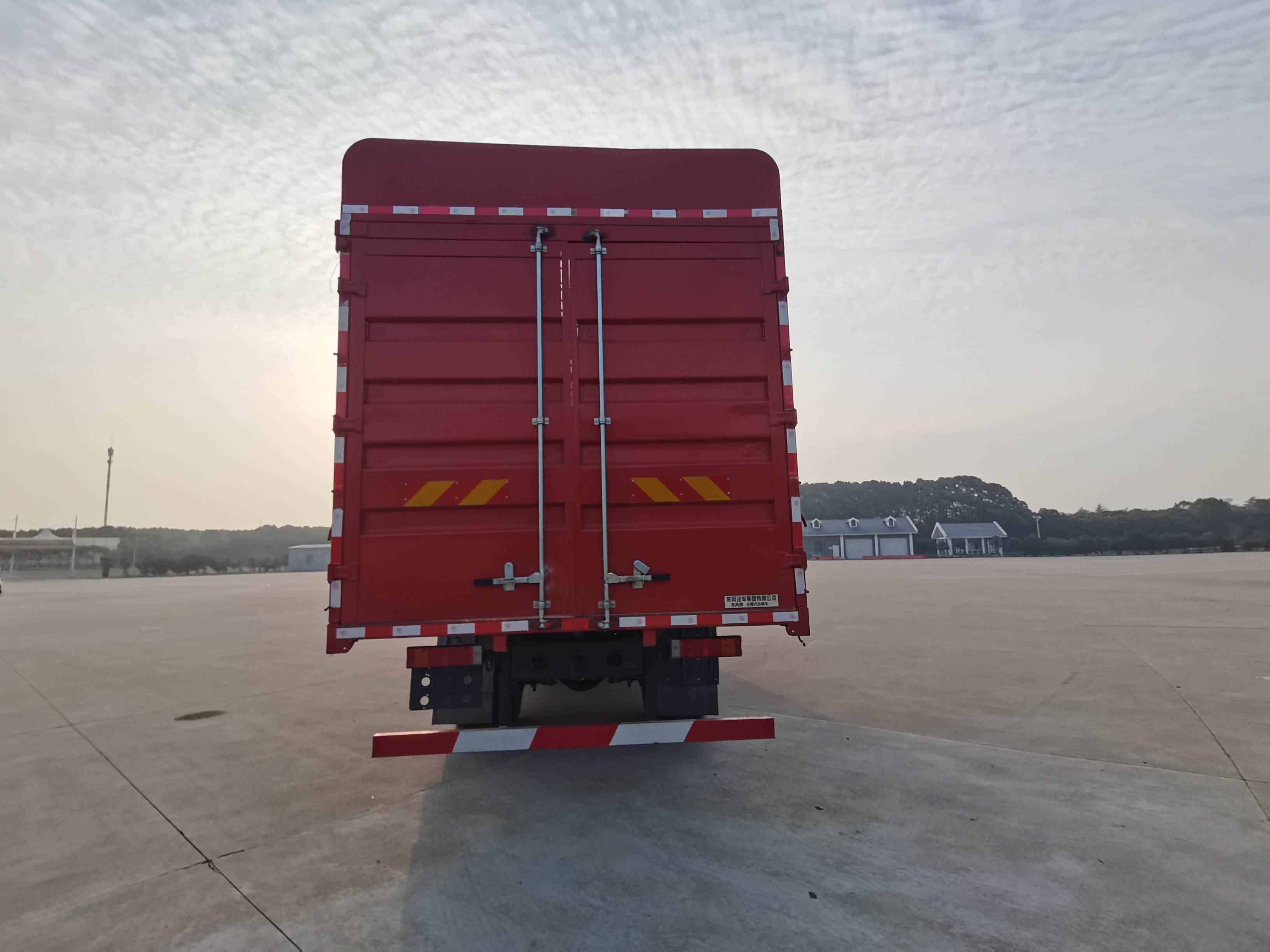 東風(fēng)牌EQ5253CCYL6D11倉柵式運(yùn)輸車公告圖片