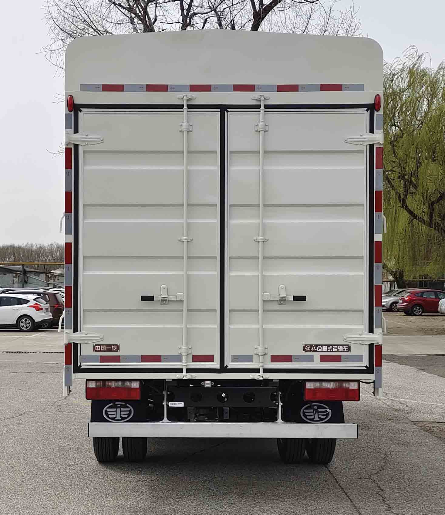 解放牌CA5046CCYP40L1BEVA80純電動(dòng)倉(cāng)柵式運(yùn)輸車(chē)公告圖片