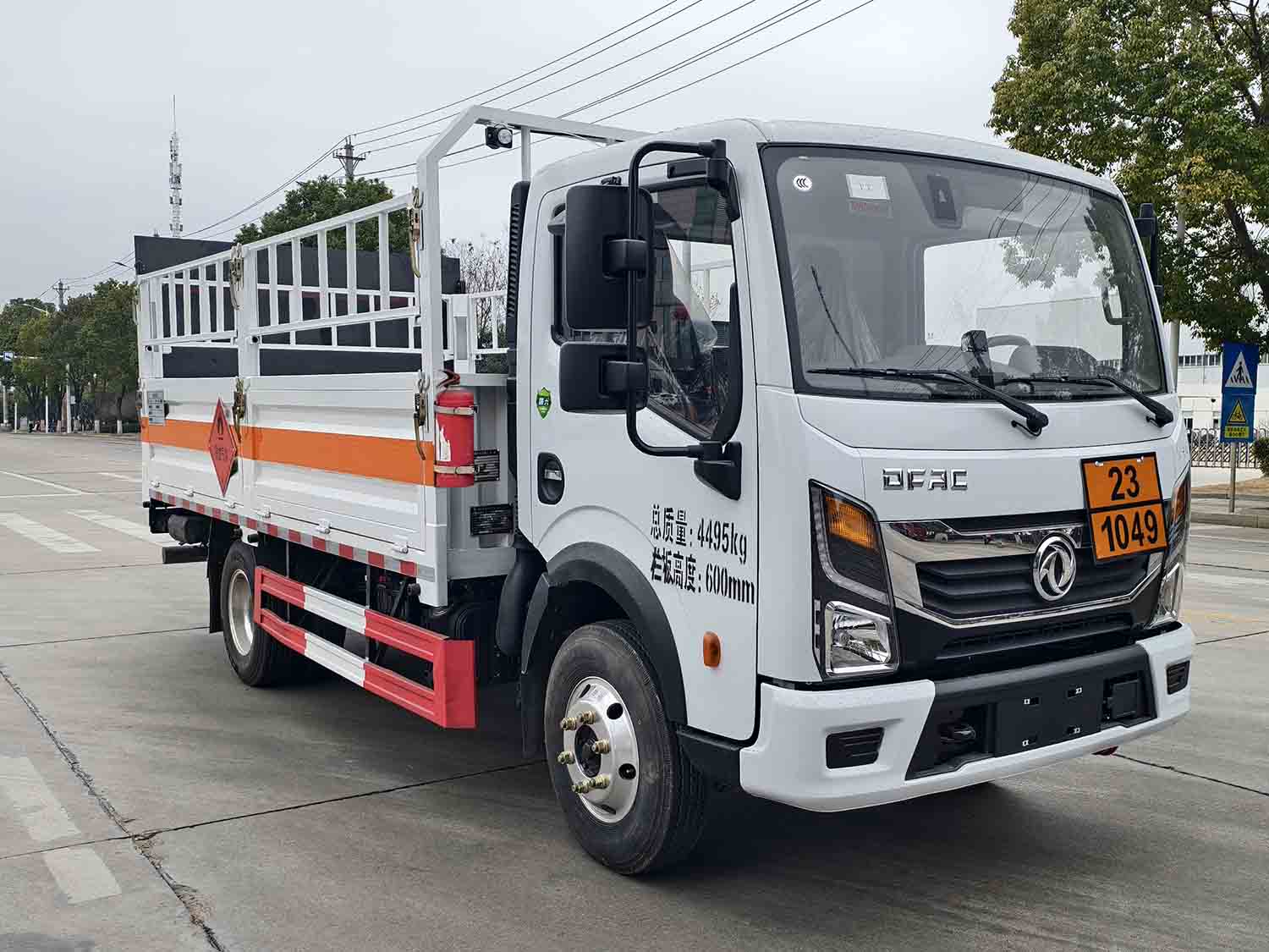 專威牌HTW5044TQPE6氣瓶運(yùn)輸車公告圖片