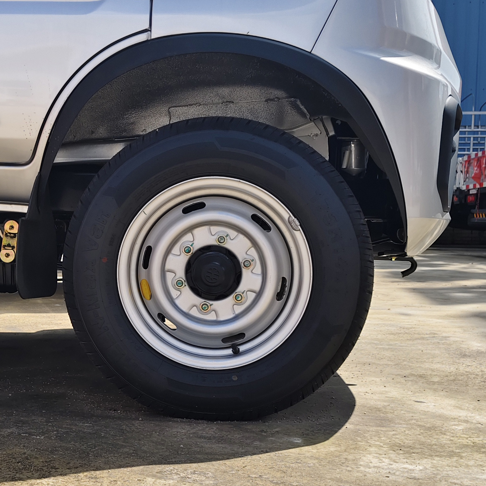 東風(fēng)牌EQ5026XXY60Q4AAC廂式運(yùn)輸車公告圖片