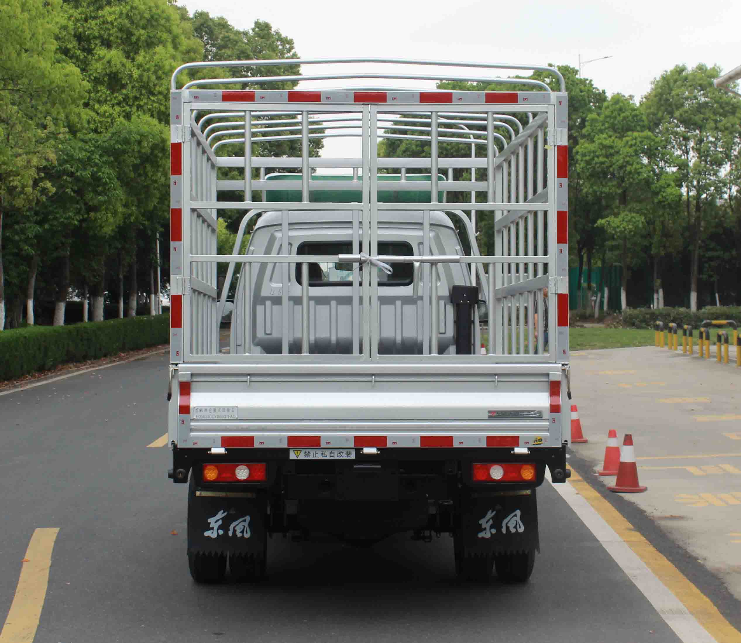 東風牌EQ5031CCYD60Q7FAC倉柵式運輸車公告圖片