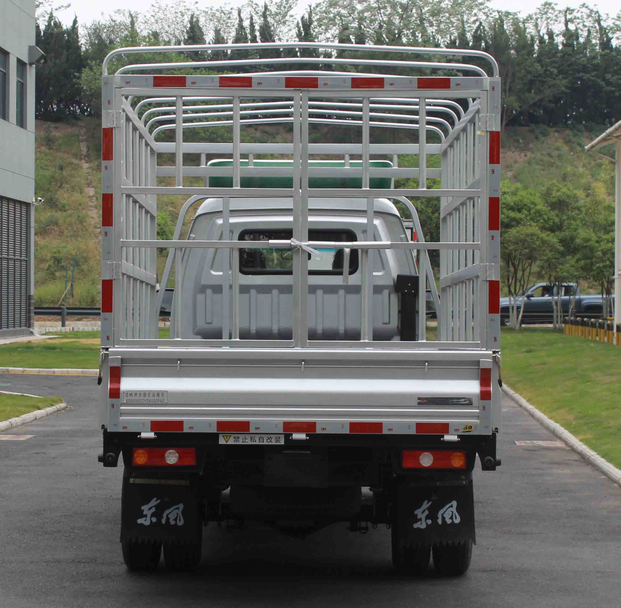 東風(fēng)牌EQ5030CCYD60Q7FAC倉柵式運(yùn)輸車公告圖片