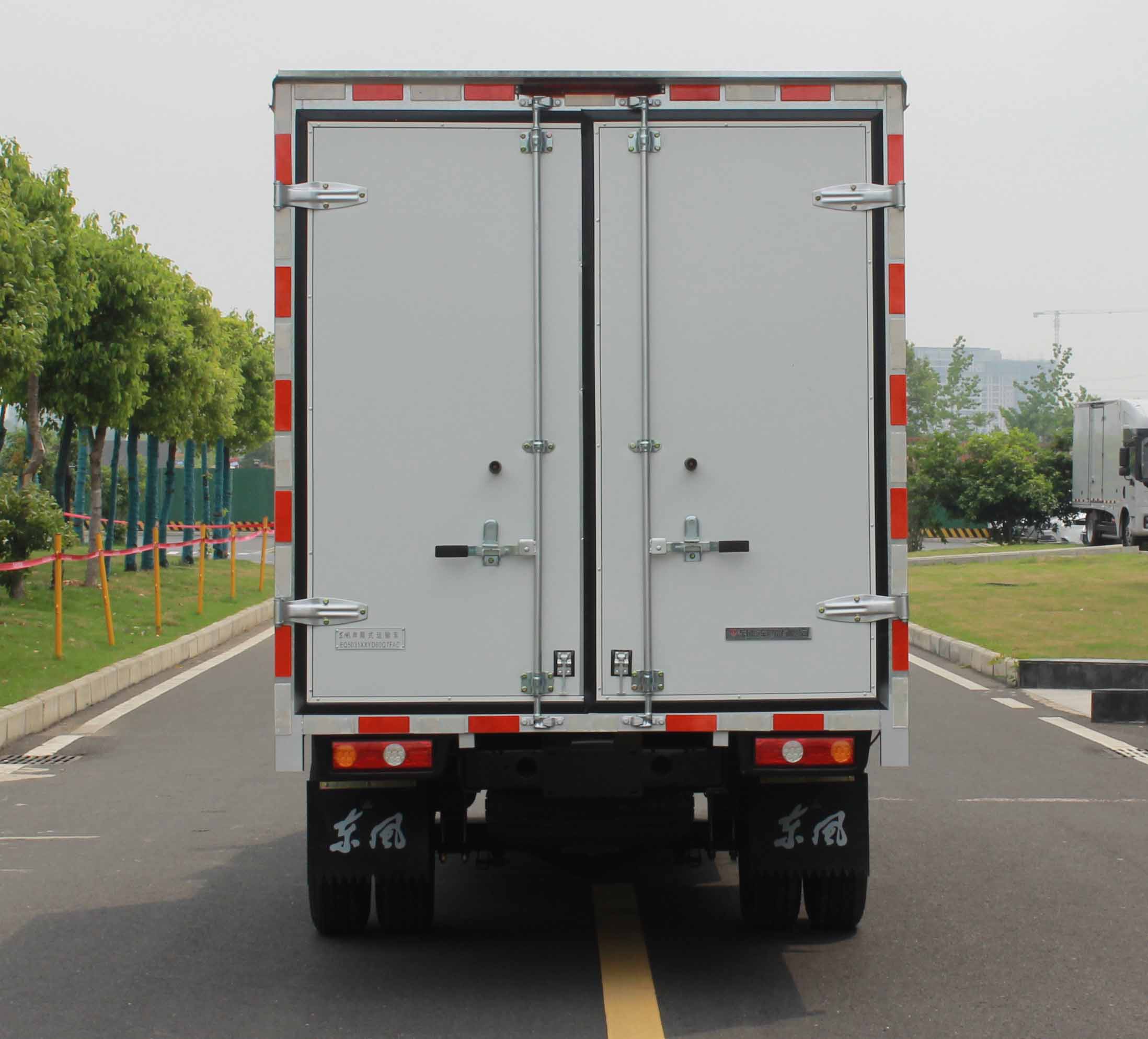 東風(fēng)牌EQ5031XXYD60Q7FAC廂式運(yùn)輸車公告圖片