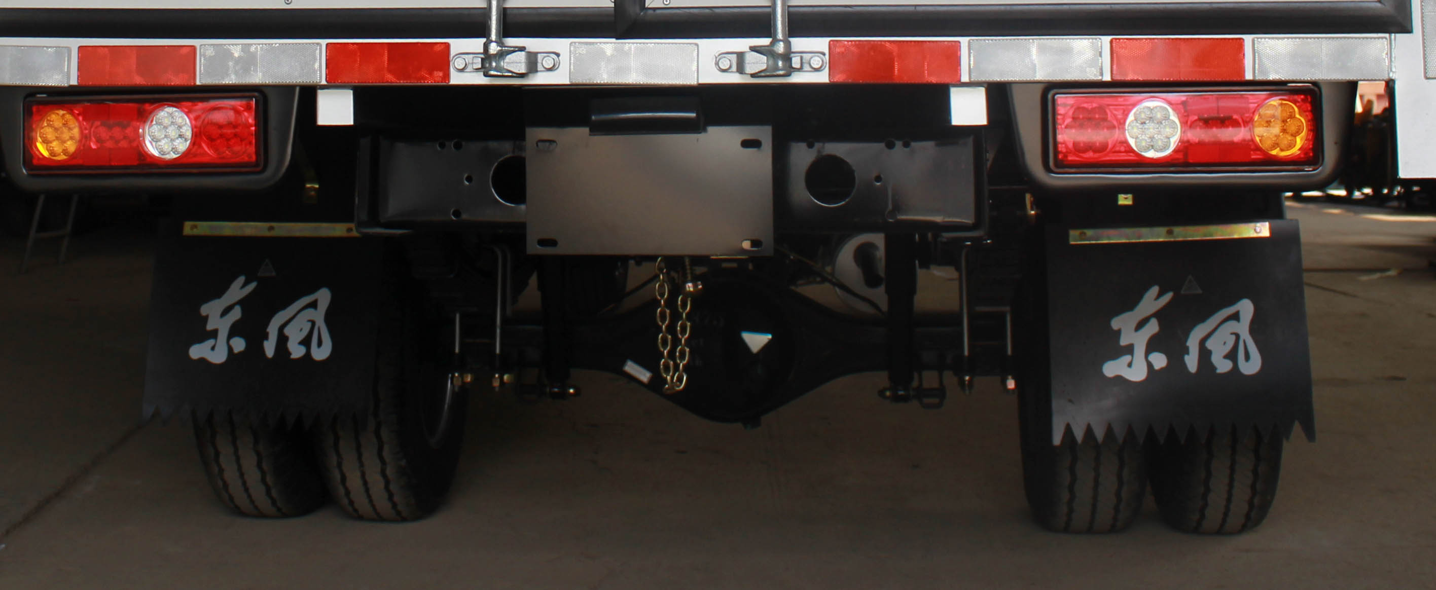 東風(fēng)牌EQ5032XXY60Q7FAC廂式運(yùn)輸車公告圖片