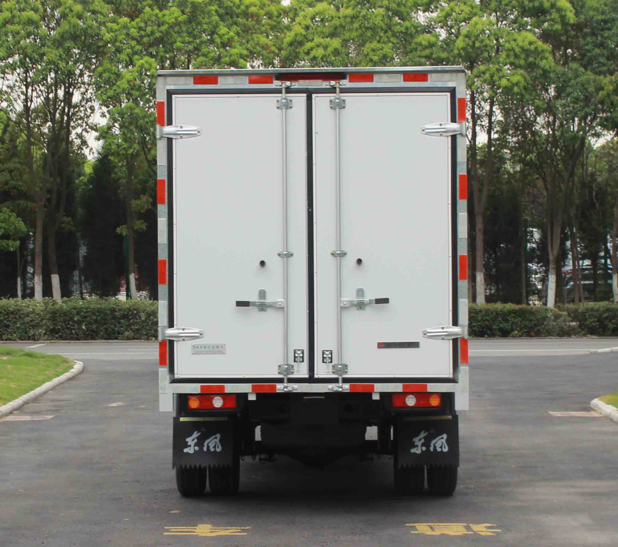 東風(fēng)牌EQ5032XXY60Q7FAC廂式運(yùn)輸車公告圖片