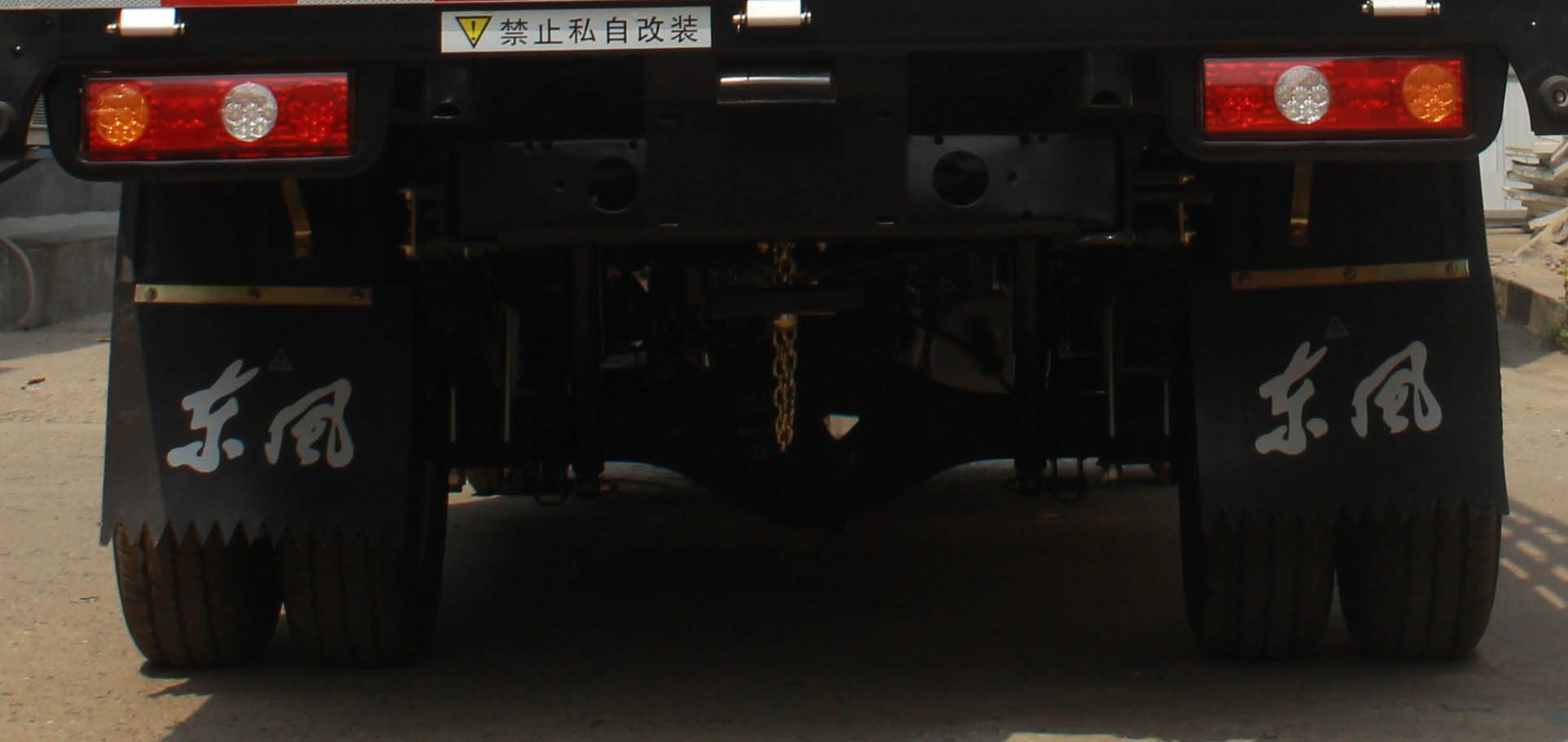 東風(fēng)牌EQ5031CCY60Q7FAC倉柵式運(yùn)輸車公告圖片