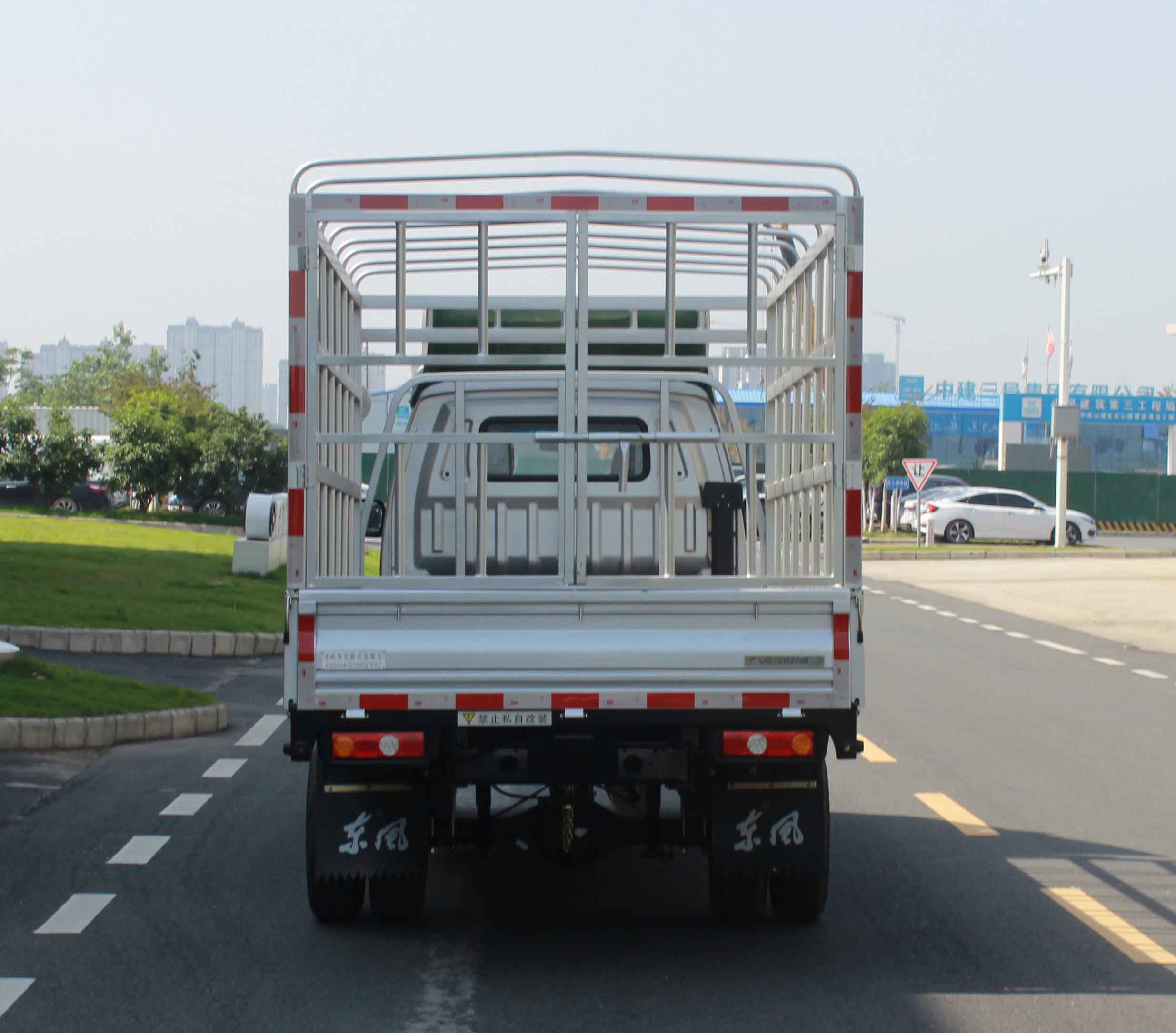 東風(fēng)牌EQ5034CCY60Q7FAC倉柵式運輸車公告圖片