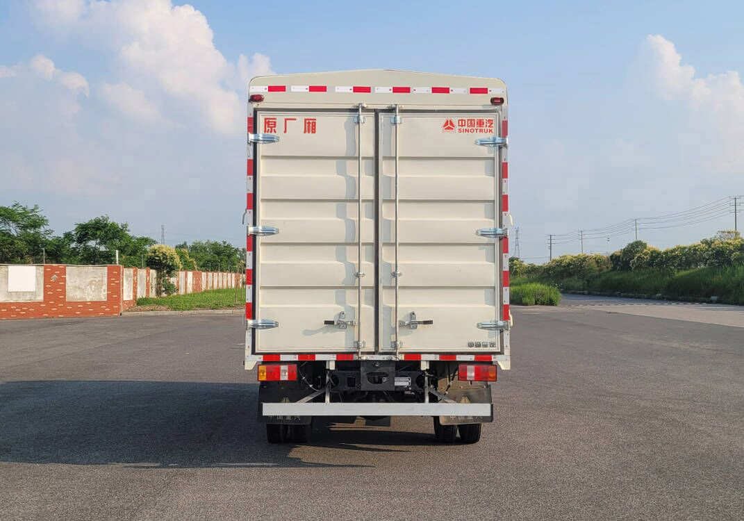 豪沃牌ZZ5047CCYF3319F145倉柵式運(yùn)輸車公告圖片