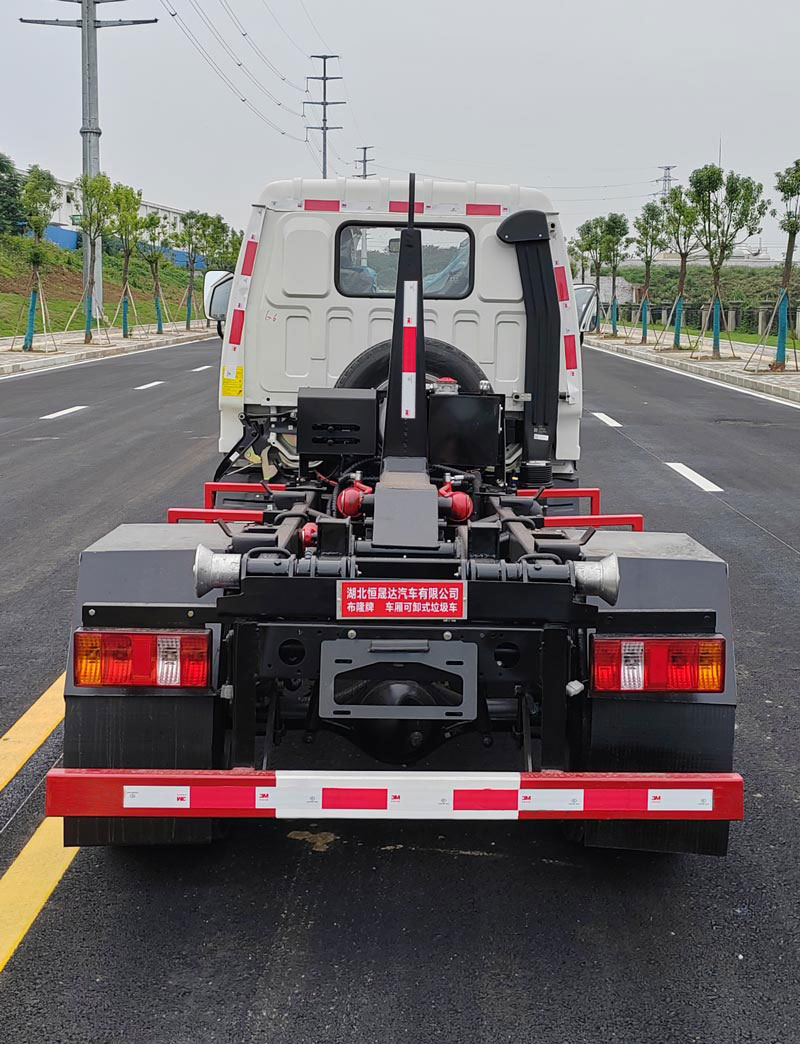 布隆牌LLL5042ZXXB6車(chē)廂可卸式垃圾車(chē)公告圖片