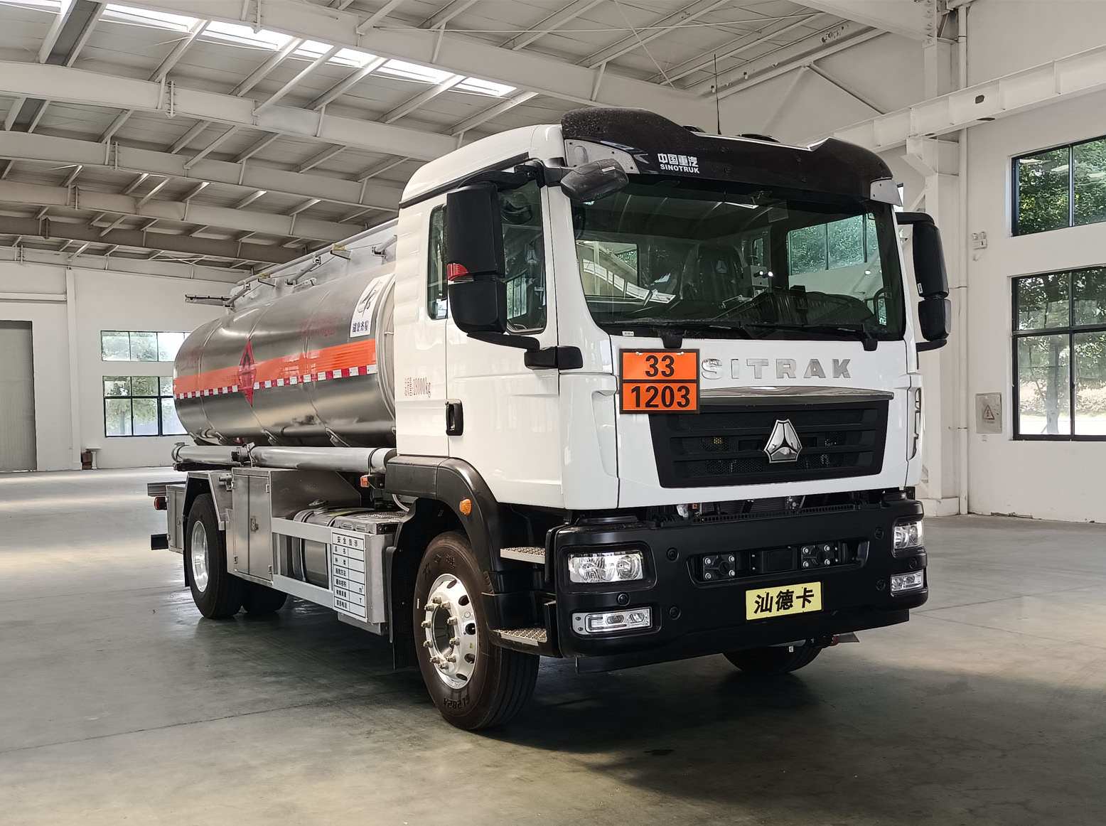 QXC5186GYYZ6B型運油車圖片