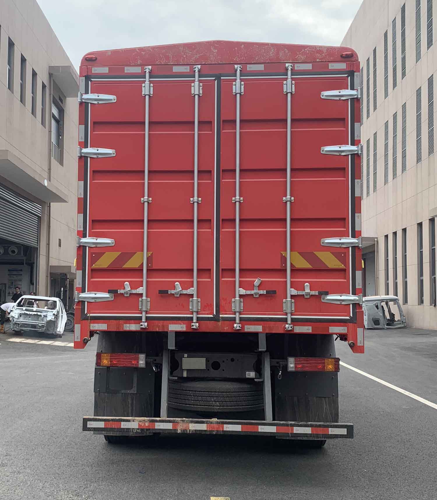 陜汽牌SX5259CCYLA409-V倉柵式運輸車公告圖片