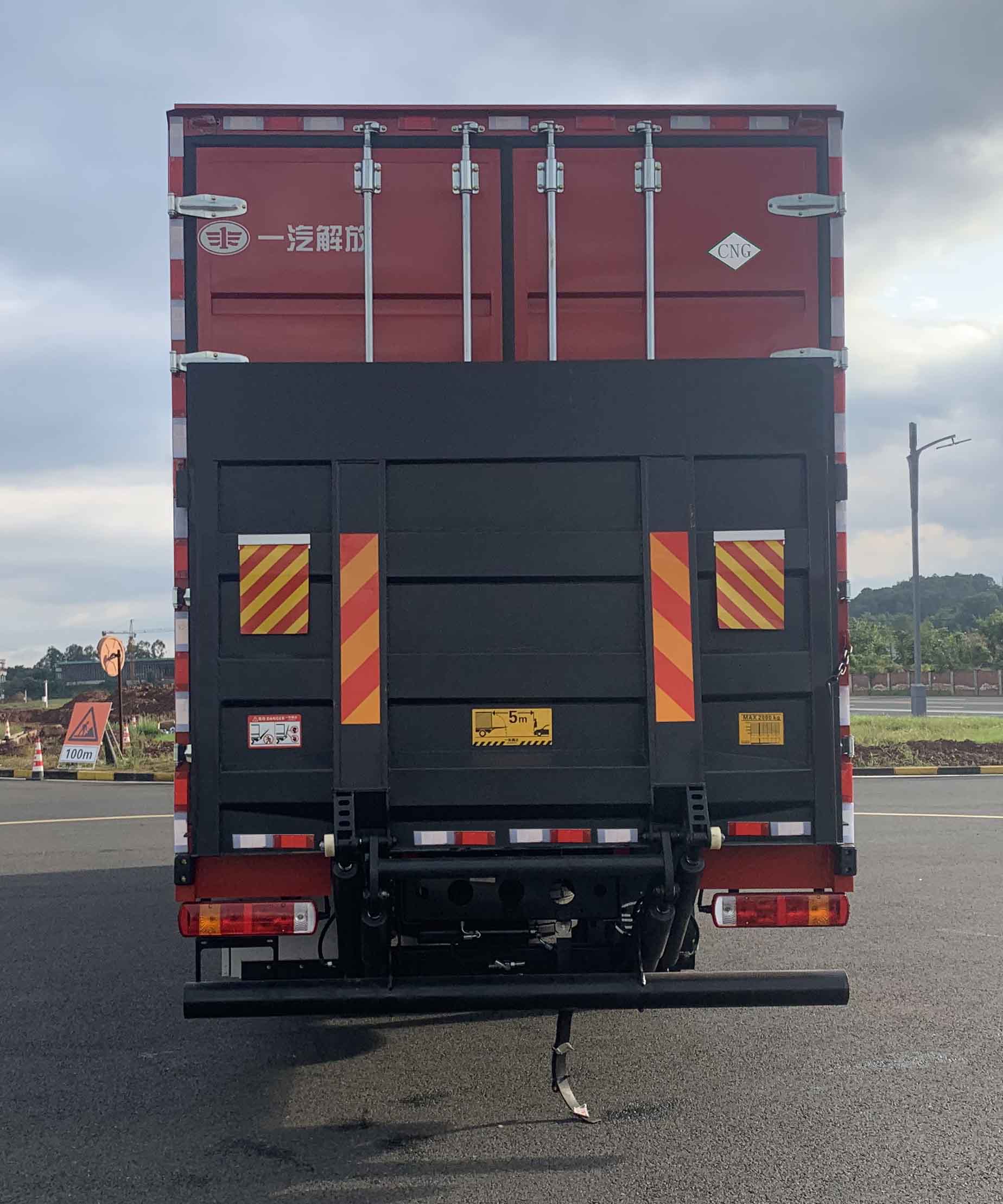 解放牌CA5180XXYP28K8L7NE6A90廂式運(yùn)輸車公告圖片