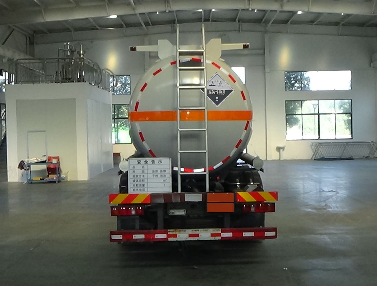 齊星牌QXC5326GFWZ6腐蝕性物品罐式運(yùn)輸車公告圖片