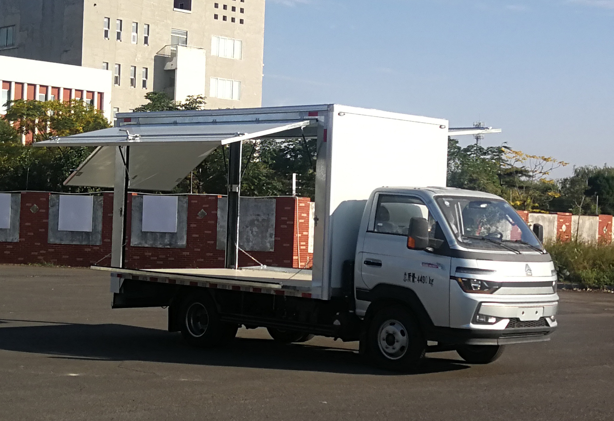 豪沃牌ZZ5047XYKF3112F145翼開啟廂式車公告圖片