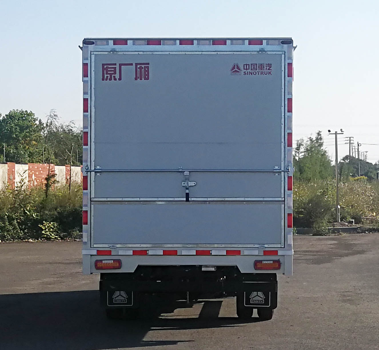 豪沃牌ZZ5047XYKF3112F145翼開啟廂式車公告圖片