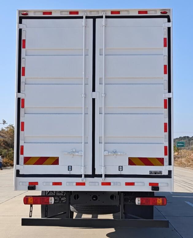 北京牌BJ5251XXYD6BP廂式運(yùn)輸車公告圖片