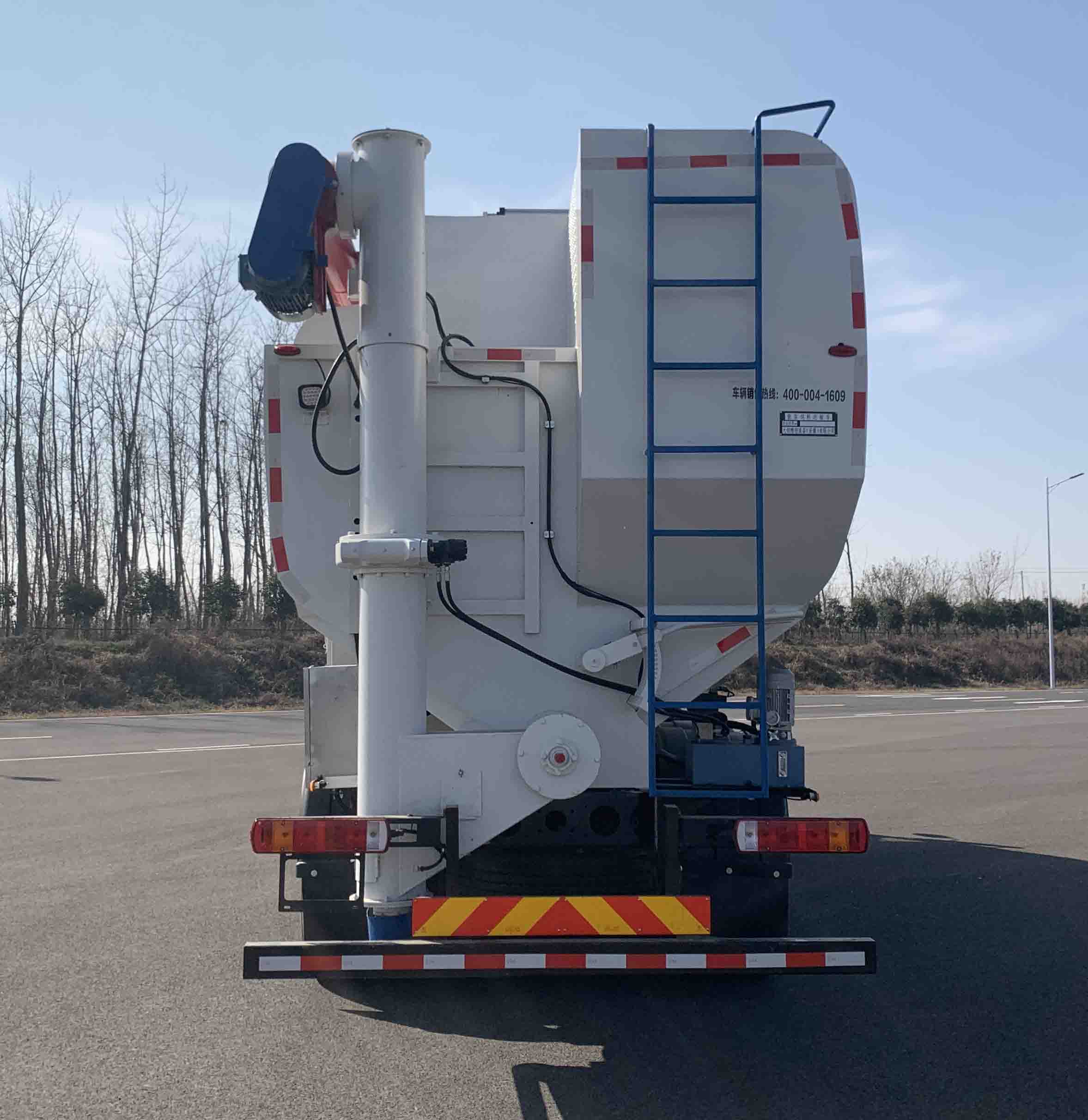 英創(chuàng)斐得牌DCA5310ZSLA395散裝飼料運(yùn)輸車(chē)公告圖片