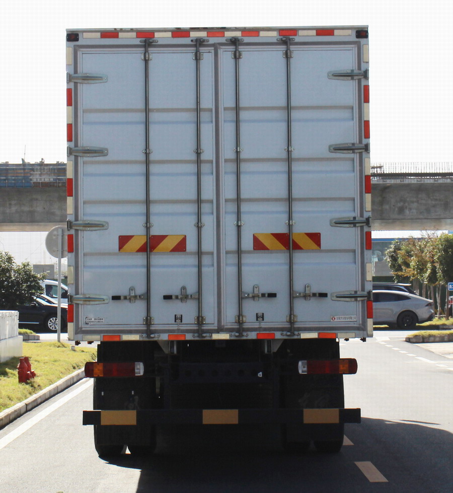 東風(fēng)牌EQ5186XXYL9TDHAC廂式運(yùn)輸車公告圖片