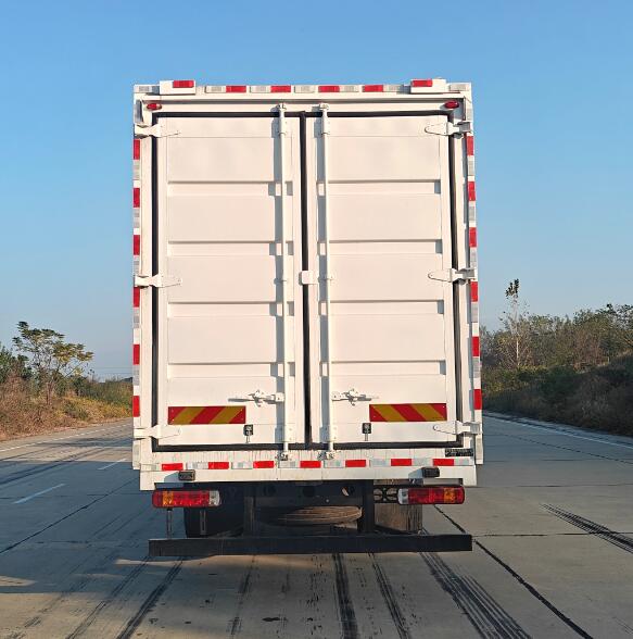 北京牌BJ5251XYKD6BP翼開(kāi)啟廂式車(chē)公告圖片