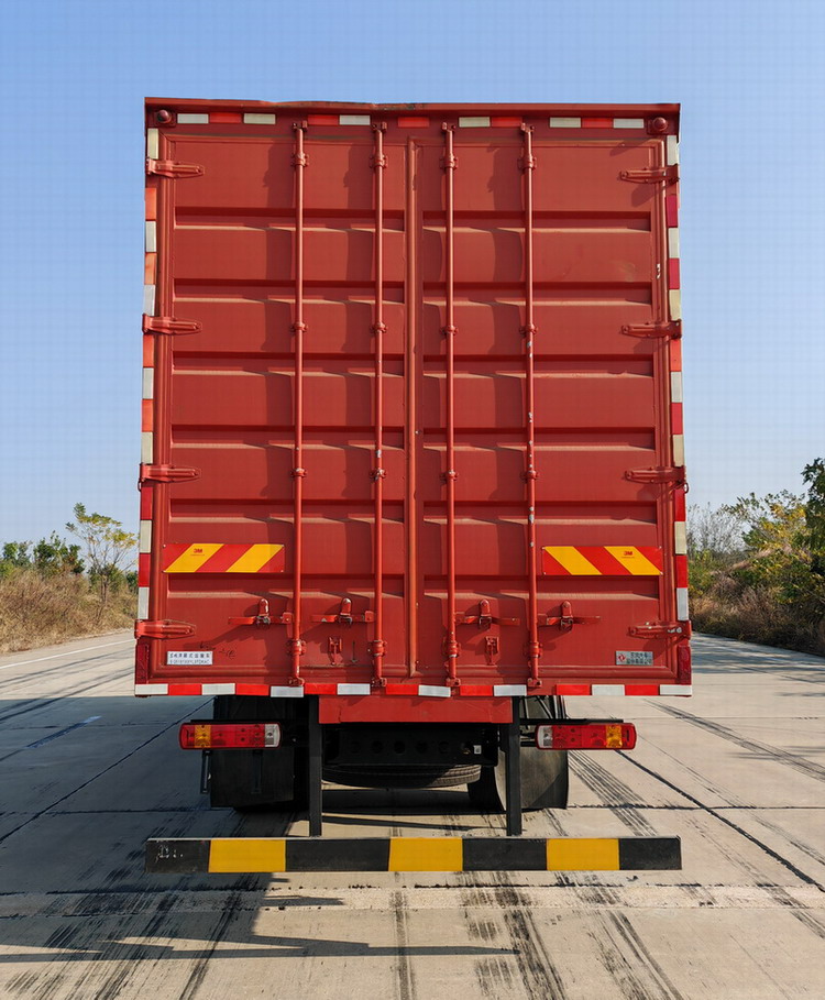 東風(fēng)牌EQ5181XXYL9TDKAC廂式運輸車公告圖片