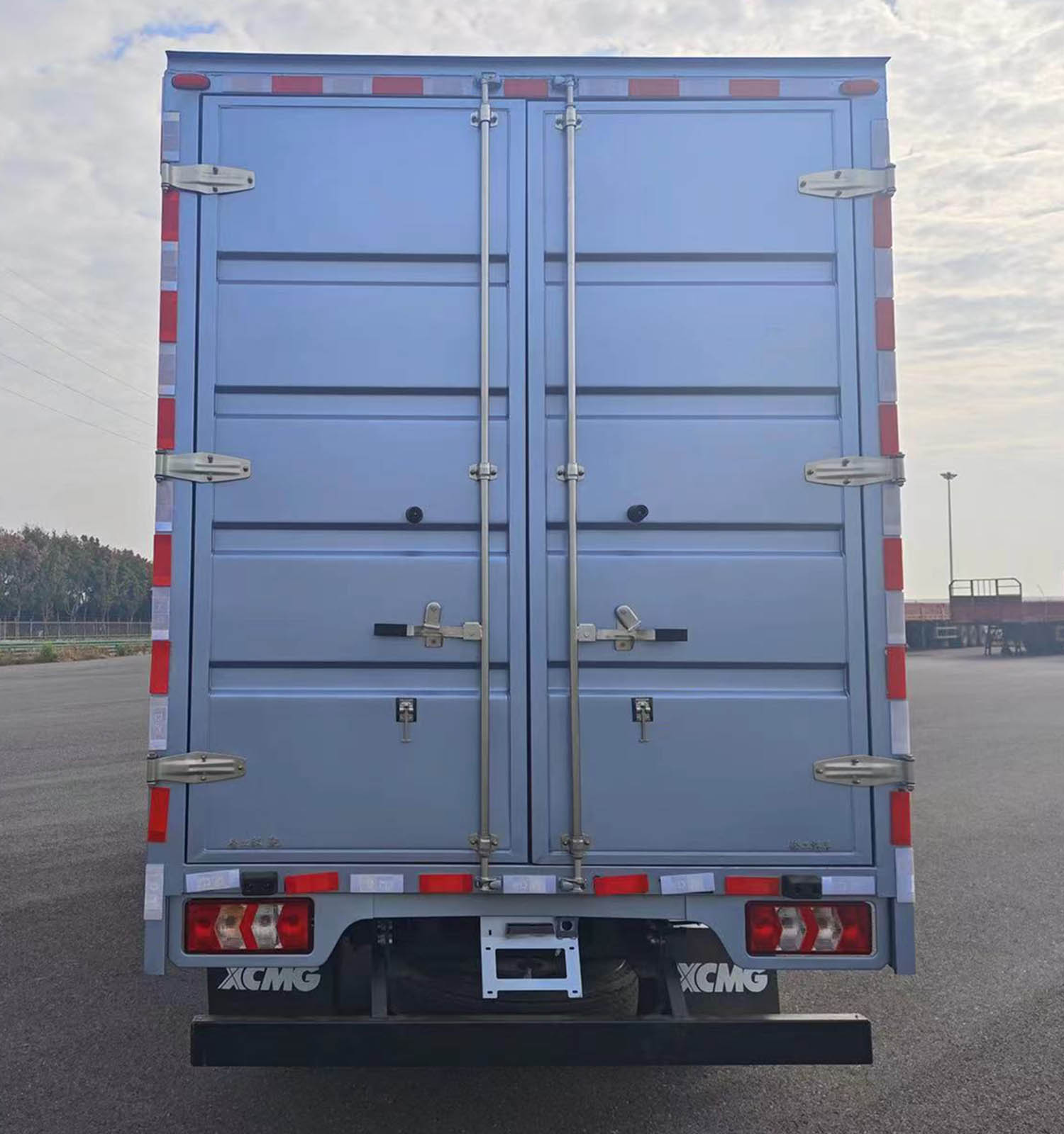 徐工牌XGA5046XXYBEVEA純電動(dòng)廂式運(yùn)輸車公告圖片