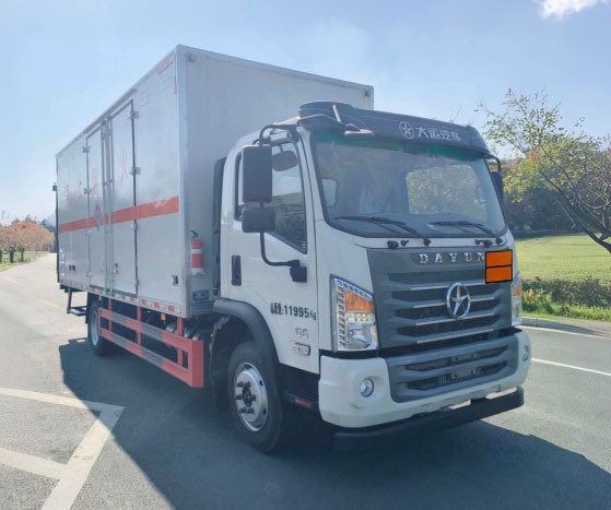 程力威牌CLW5122XRGCDP易燃固體廂式運輸車