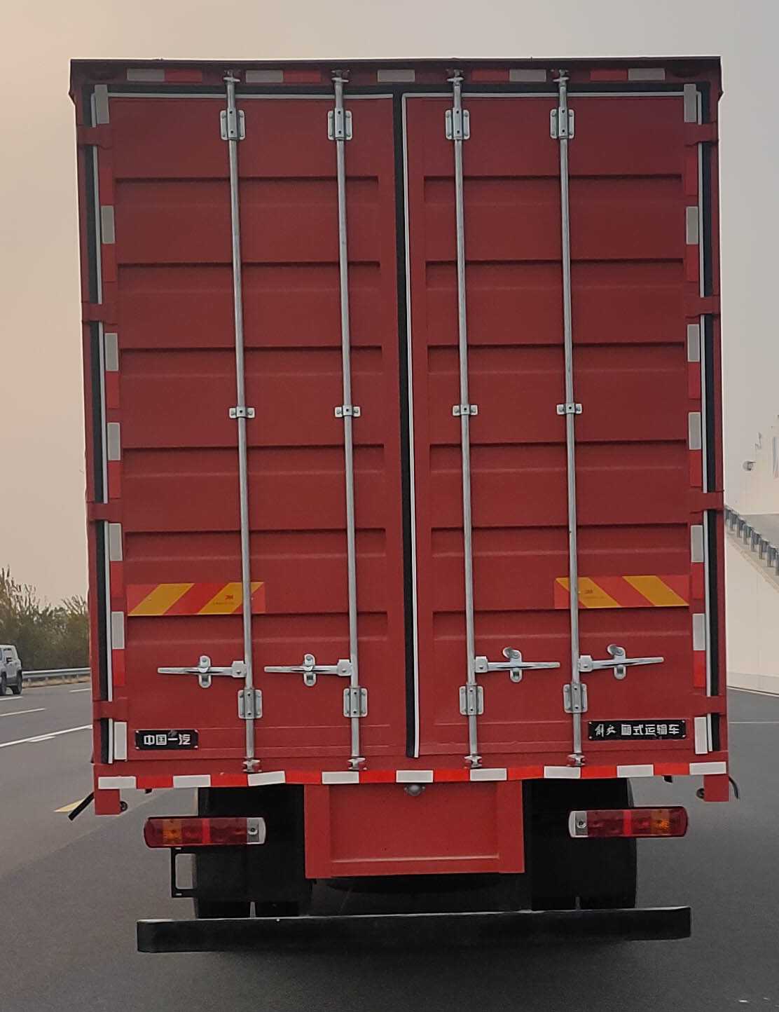 解放牌CA5182XXYP28K8L8E6A90廂式運輸車公告圖片