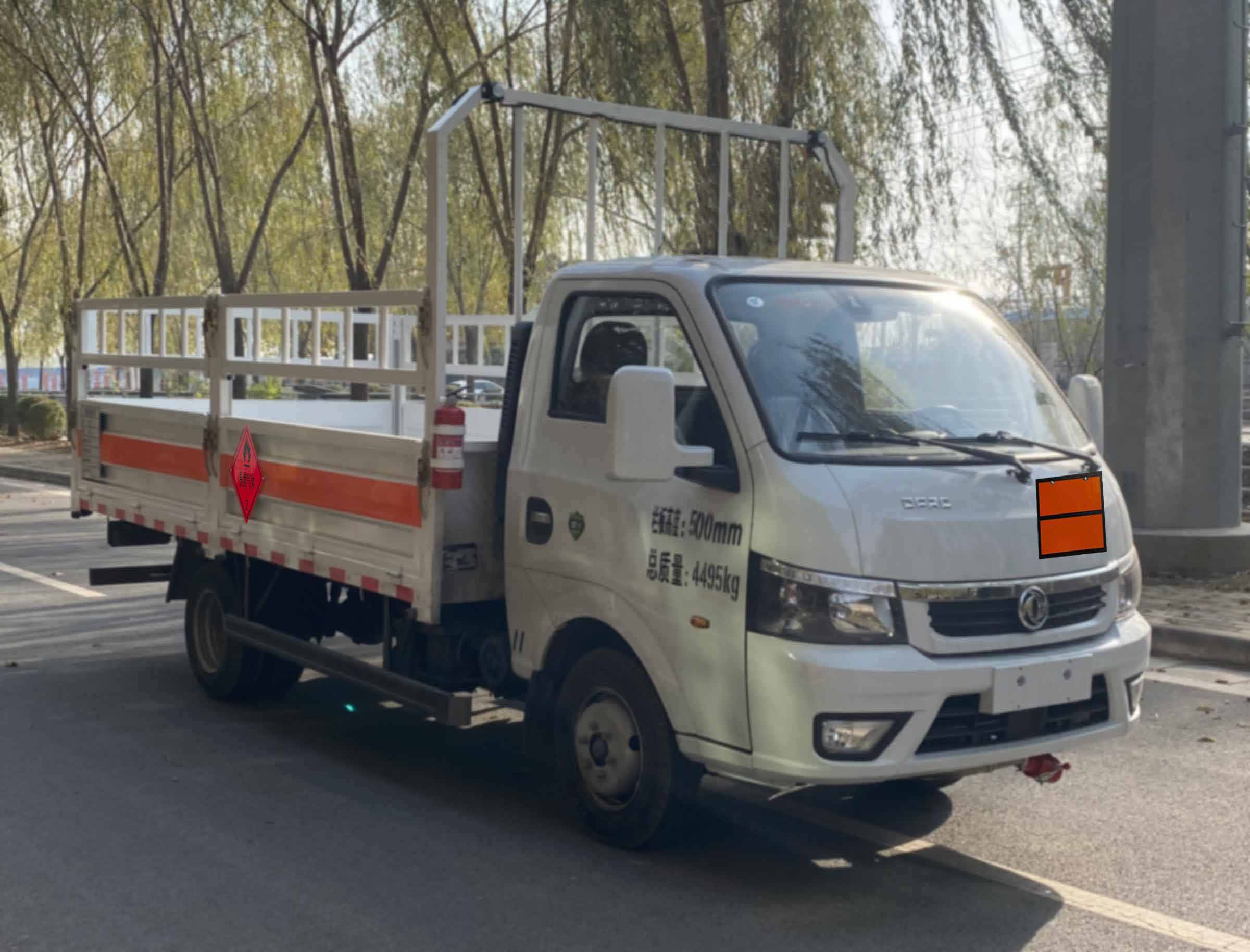 專威牌HTW5045TQPEQ6氣瓶運(yùn)輸車