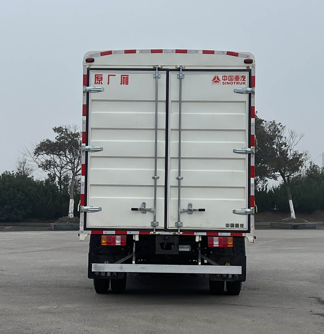 豪沃牌ZZ5047CCYH3414Z145BEVD1純電動(dòng)倉(cāng)柵式運(yùn)輸車公告圖片