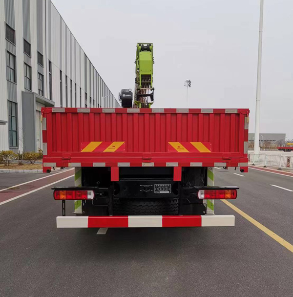 雷薩牌FLX5317JSQ-14隨車起重運(yùn)輸車公告圖片