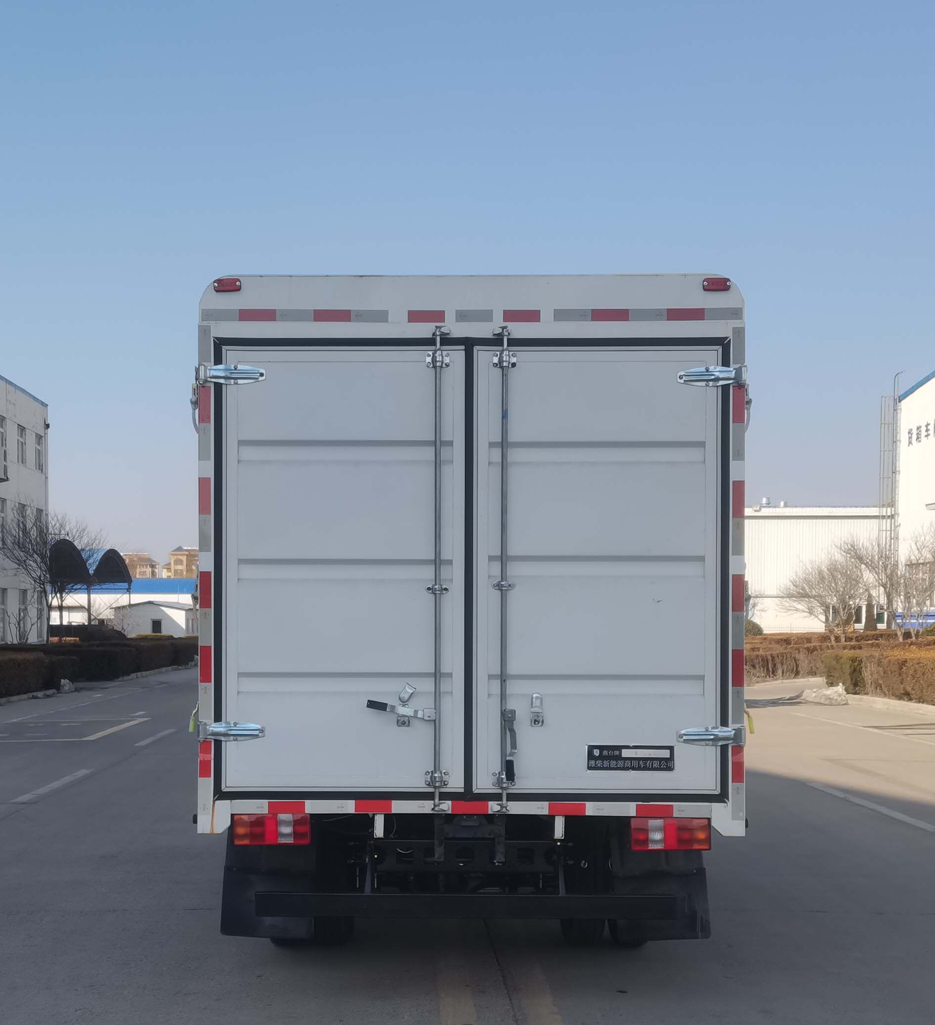 燕臺(tái)牌YTQ5042CCYVDEV331純電動(dòng)倉(cāng)柵式運(yùn)輸車公告圖片