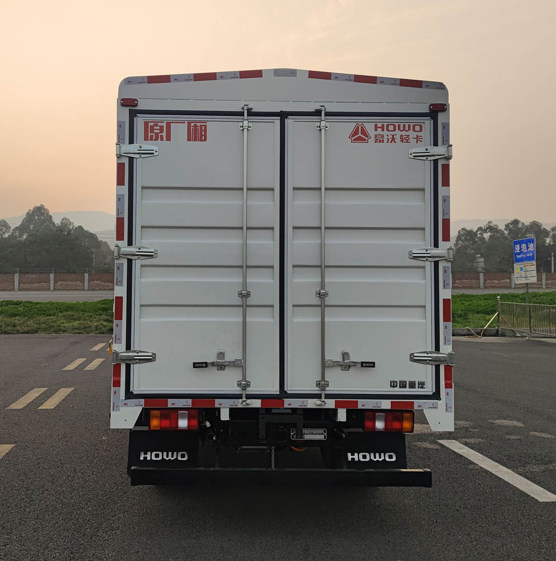 豪沃牌ZZ5047CCYH3414Z145BEV96純電動倉柵式運輸車公告圖片