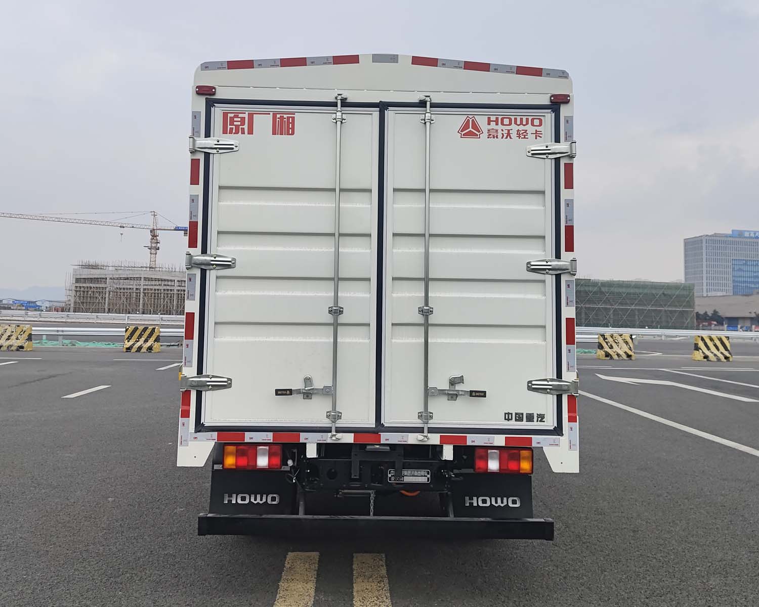 豪沃牌ZZ5047CCYH3314Z145BEV86純電動倉柵式運輸車公告圖片