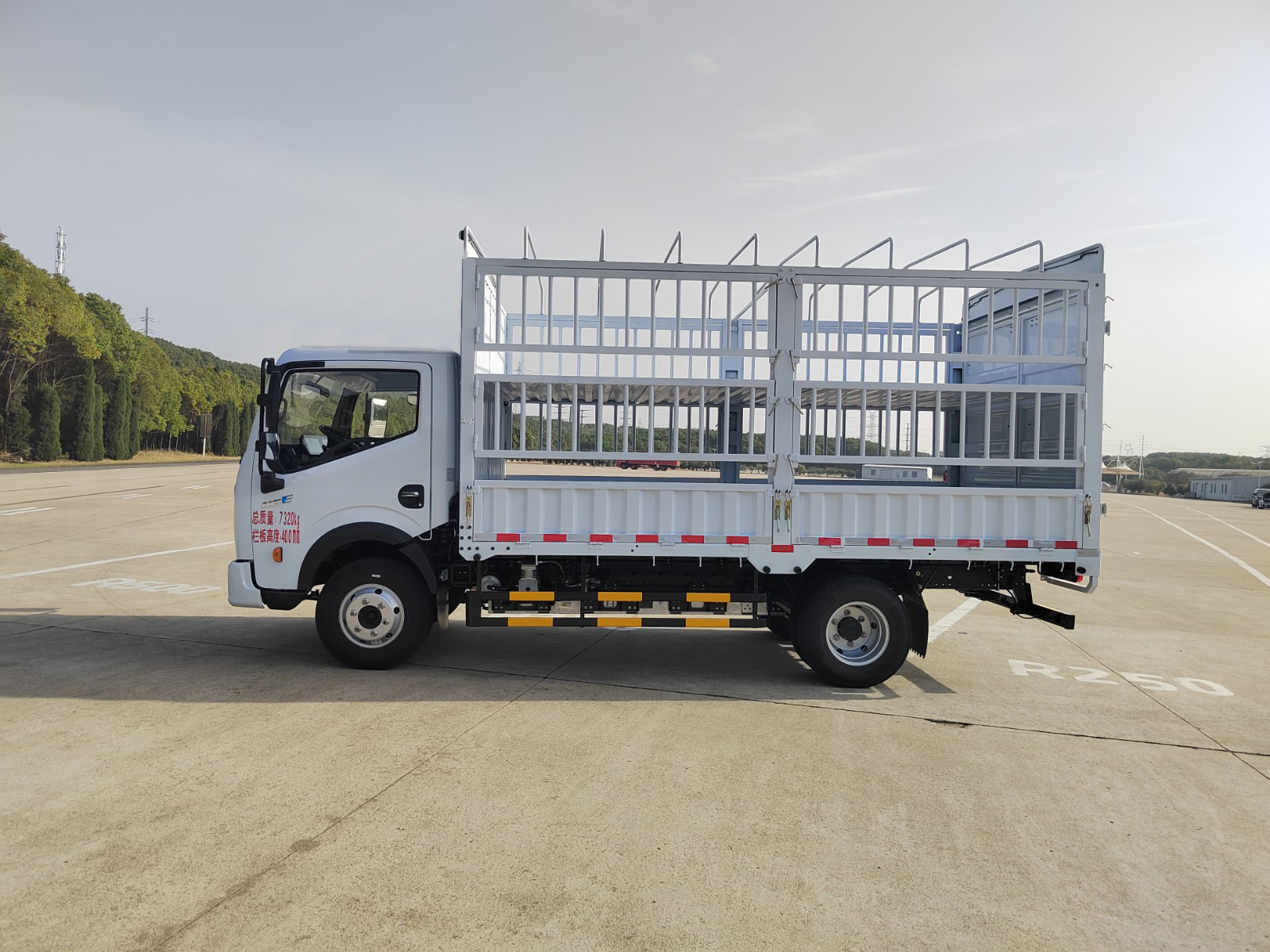 東風(fēng)牌DFA5070CCYEBEV純電動倉柵式運(yùn)輸車公告圖片