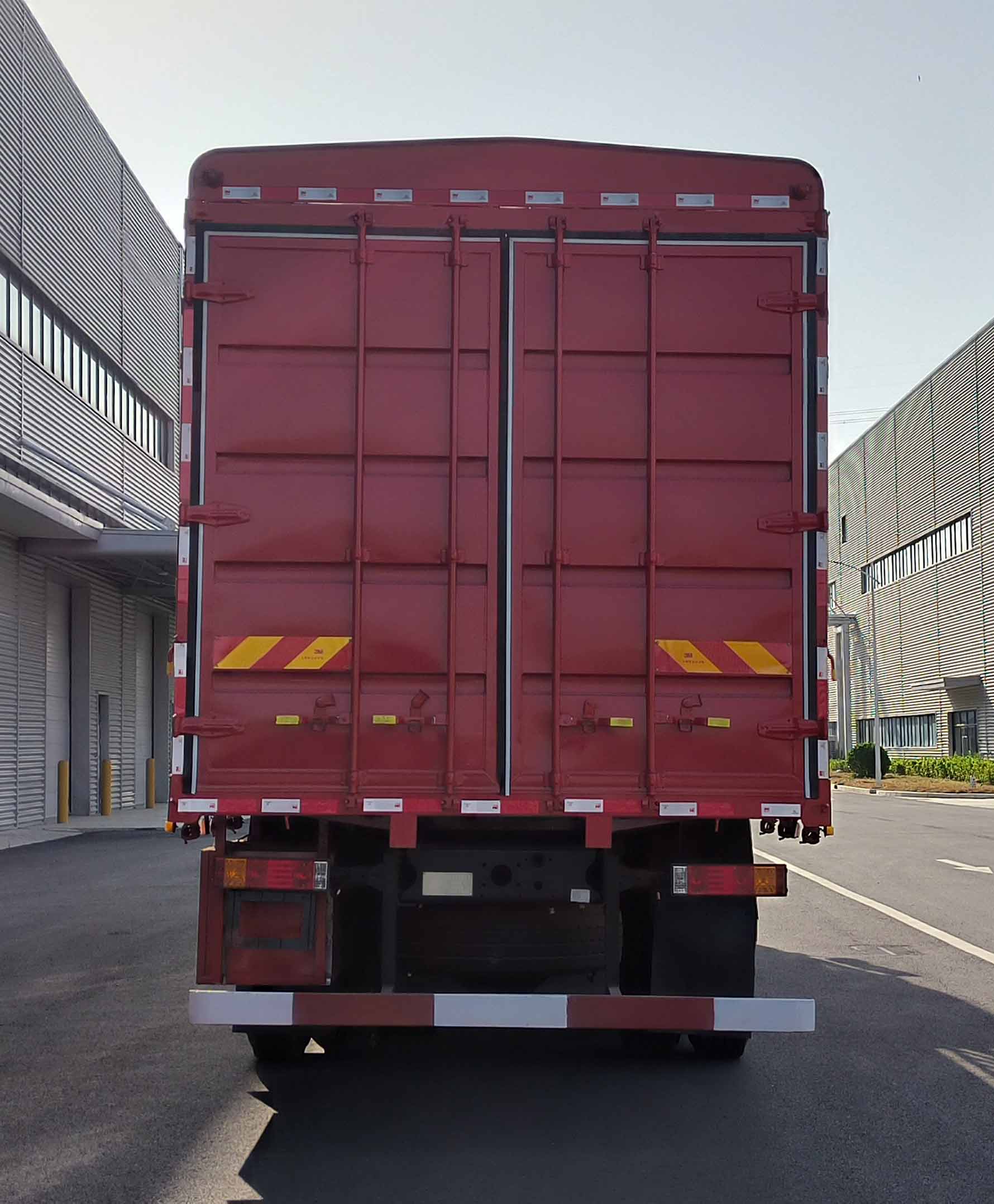 陜汽牌SX5319CCYXB44MF1倉柵式運(yùn)輸車公告圖片