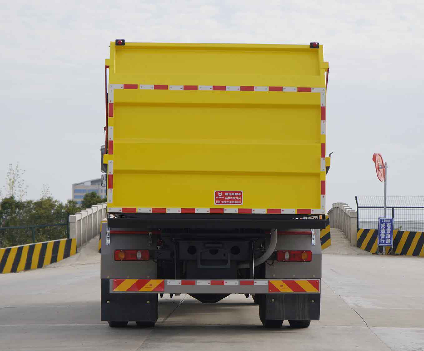 凱力風(fēng)牌KLF5180ZXLD6廂式垃圾車公告圖片