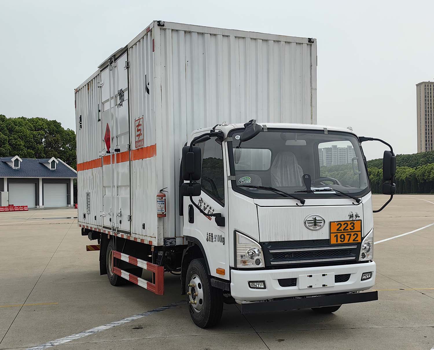 專威牌HTW5091XRQCA6易燃?xì)怏w廂式運(yùn)輸車