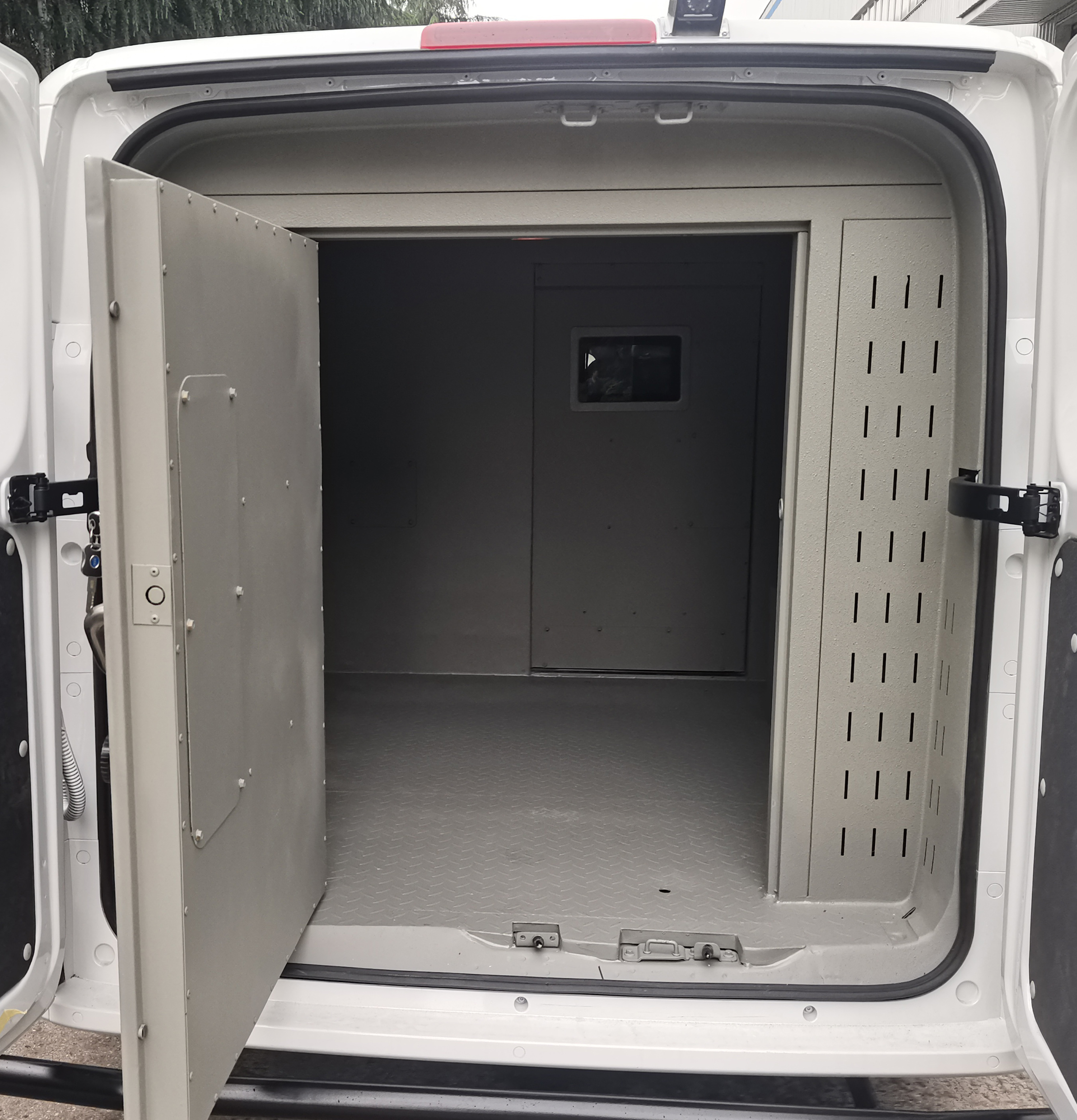 迪馬牌DMT5042XYCEV1-AM純電動運(yùn)鈔車公告圖片