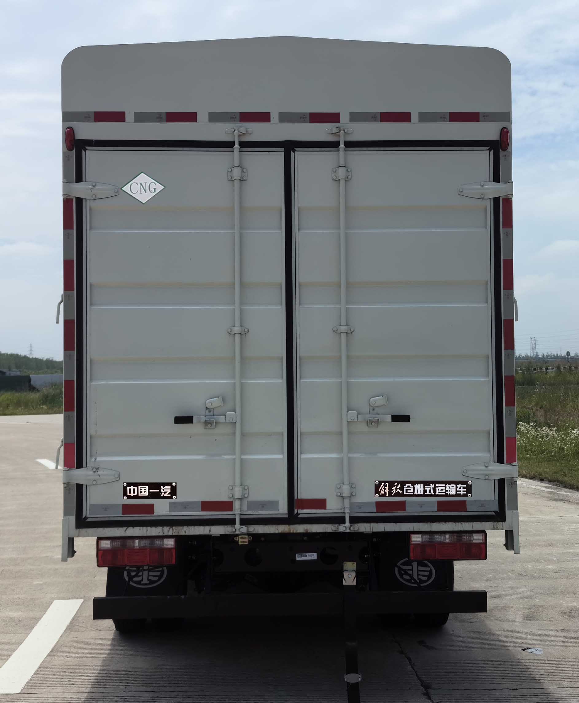 解放牌CA5041CCYP40M02L1NE6A84倉(cāng)柵式運(yùn)輸車(chē)公告圖片