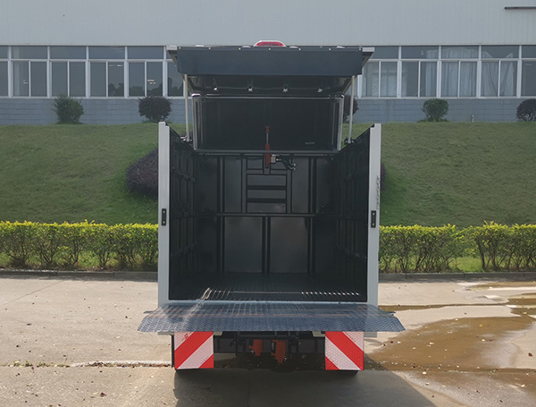 福龍馬牌FLM5030XTYFSBEV純電動(dòng)密閉式桶裝垃圾車公告圖片