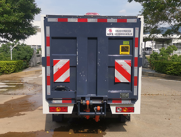 福龍馬牌FLM5030XTYFSBEV純電動(dòng)密閉式桶裝垃圾車公告圖片