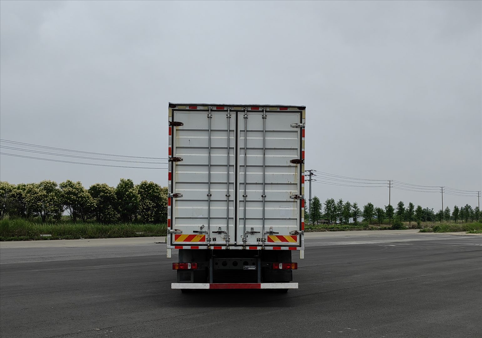 汕德卡牌ZZ5186XXYN501HF1廂式運輸車公告圖片