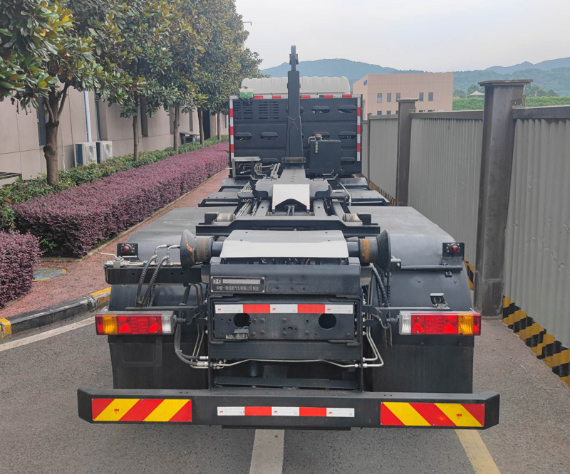 中植汽車牌CDL5320ZXXSHBEV純電動(dòng)車廂可卸式垃圾車公告圖片