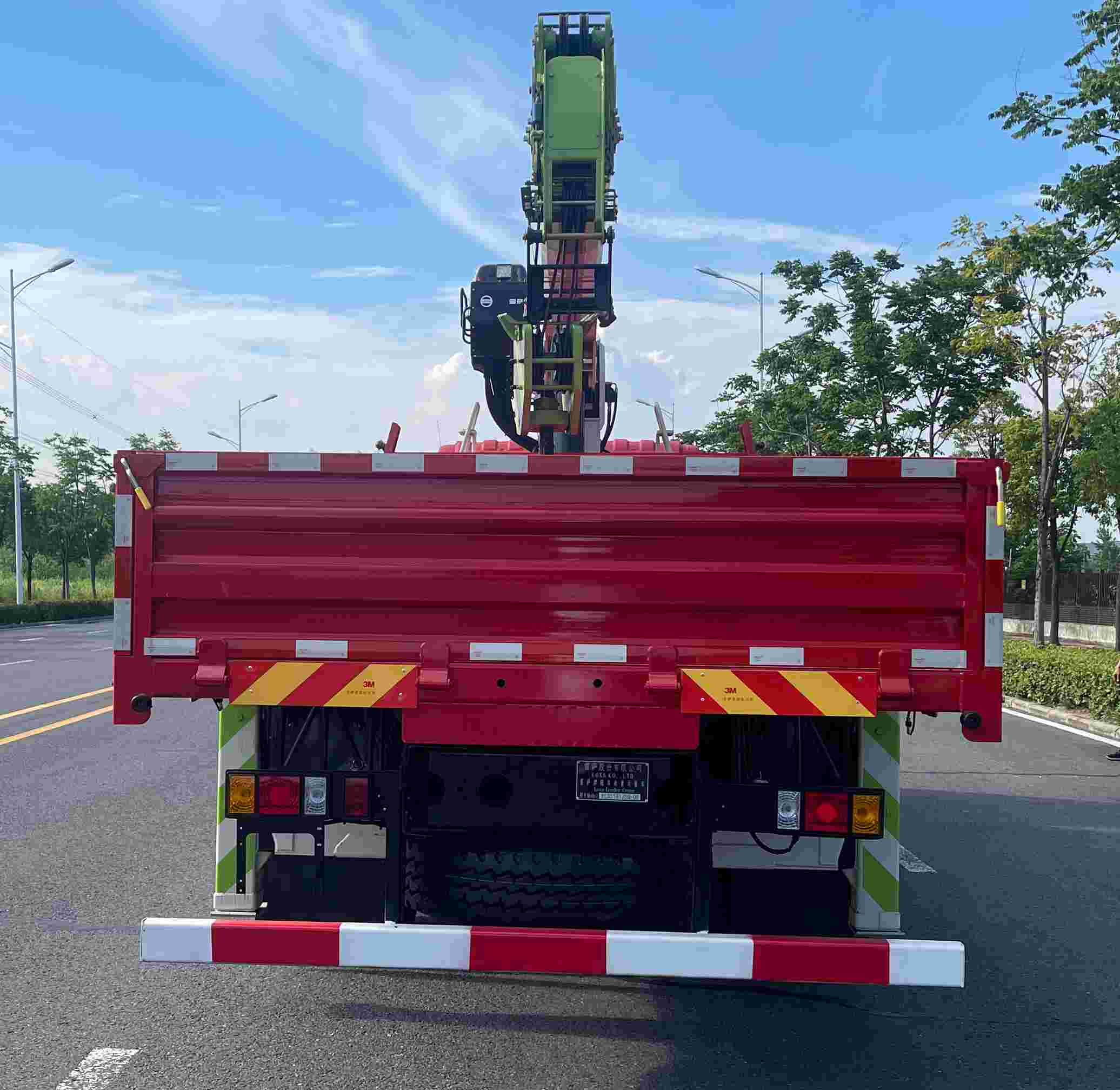 雷薩牌FLX5181JSQ-08隨車起重運(yùn)輸車公告圖片