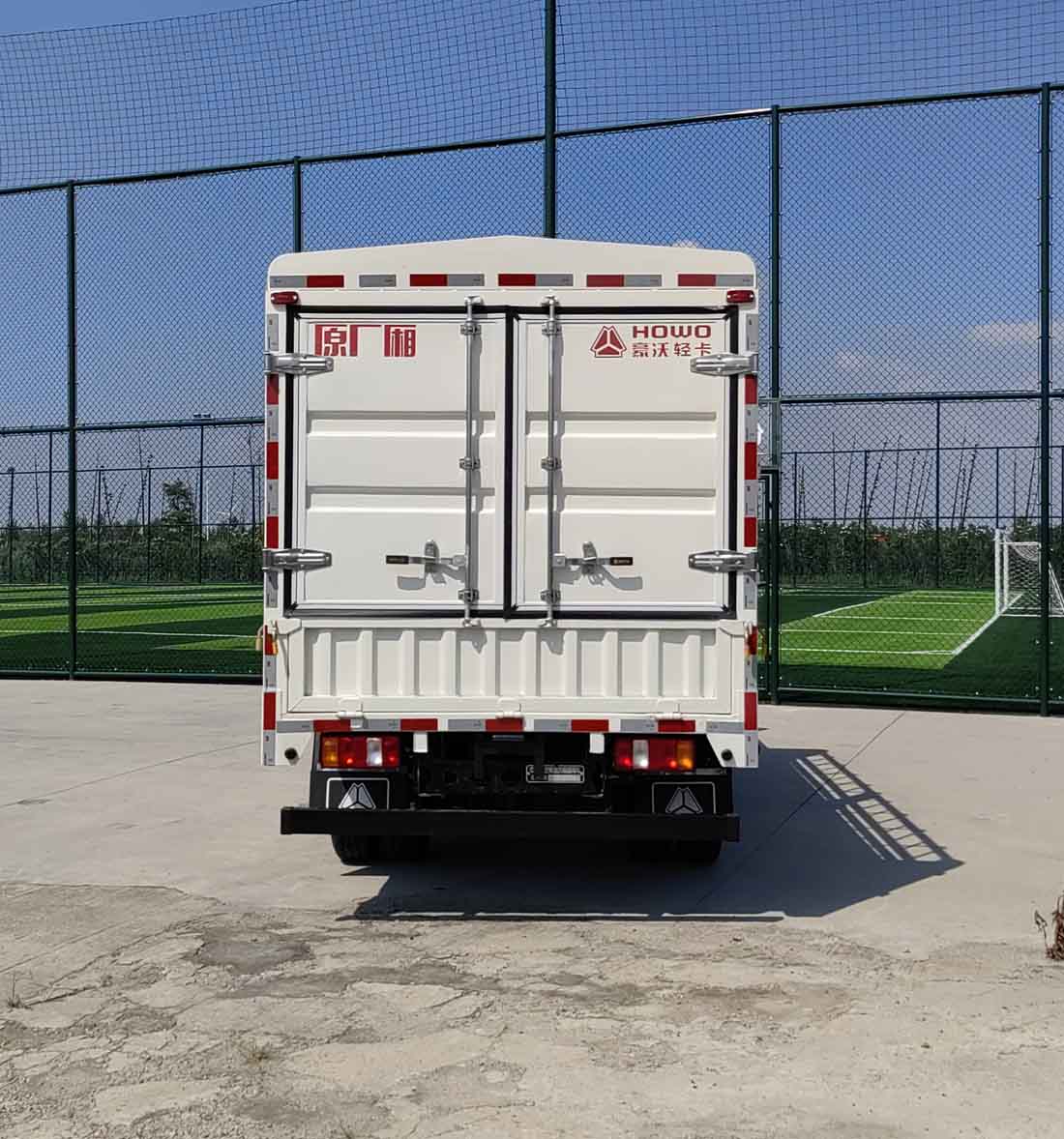 豪沃牌ZZ5047CCYF3313Z145BEV63純電動倉柵式運輸車公告圖片